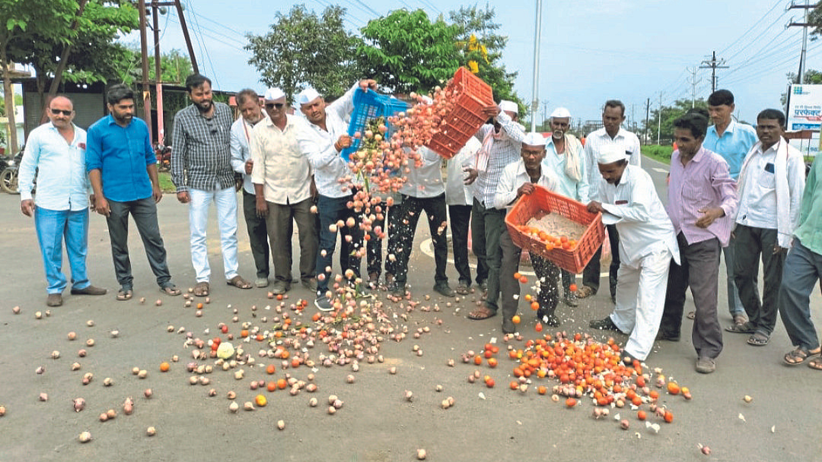 Farmer Protest : गोरेगावात शेतकरी संपामध्ये रस्त्यावर फेकले कांदे, बटाटे