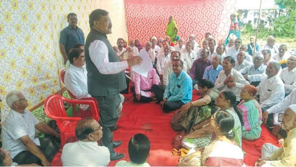 VNMKV : निवृत्त कर्मचाऱ्यांचे प्रलंबित मागण्यांसाठी लाक्षणिक उपोषण