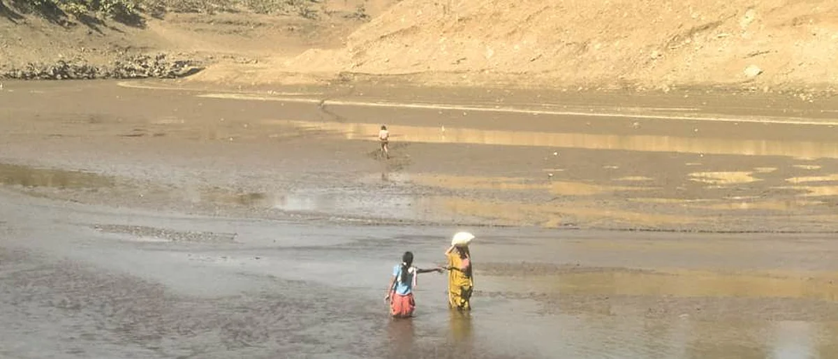 दळणासाठी नदीतून जीवघेणा प्रवास