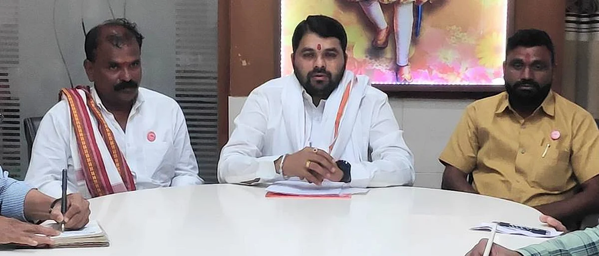 सरकारने कोंबड्या जगविण्यासाठी शेतकरी मारायचा धंदा बंद करावा