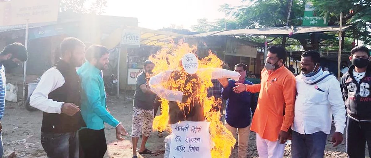 ‘स्वाभिमानी’ने जाळला केंद्र सरकारचा प्रतिकात्मक पुतळा
