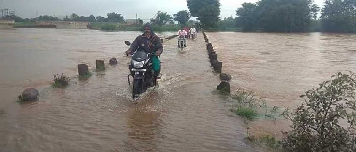गडचिरोली ः पर्लकोटा नदीला आलेल्या पुरामुळे १५० पेक्षा अधिक गावांचा संपर्क तुटला आहे.