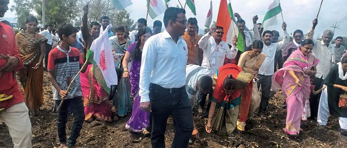 एचटीबीटी बियाण्याची लागवड करताना कार्यकर्ते