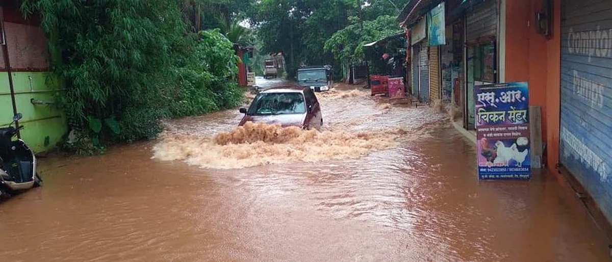 मुसळधार पावसाने सिंधुदुर्ग जिल्ह्याला झोडपले With torrential rain Sindhudurg district was razed