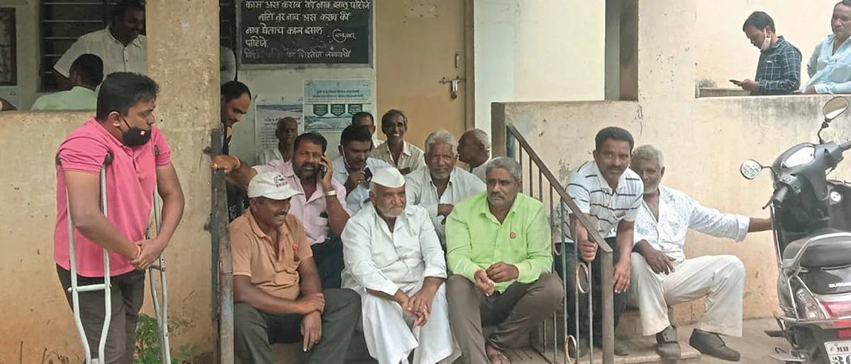सुरळीत वीजपुरवठ्यासाठी कुरुंदवाडमध्ये महवितरणवर मोर्चा For smooth power supply Morcha on Mahavitaran in Kurundwad