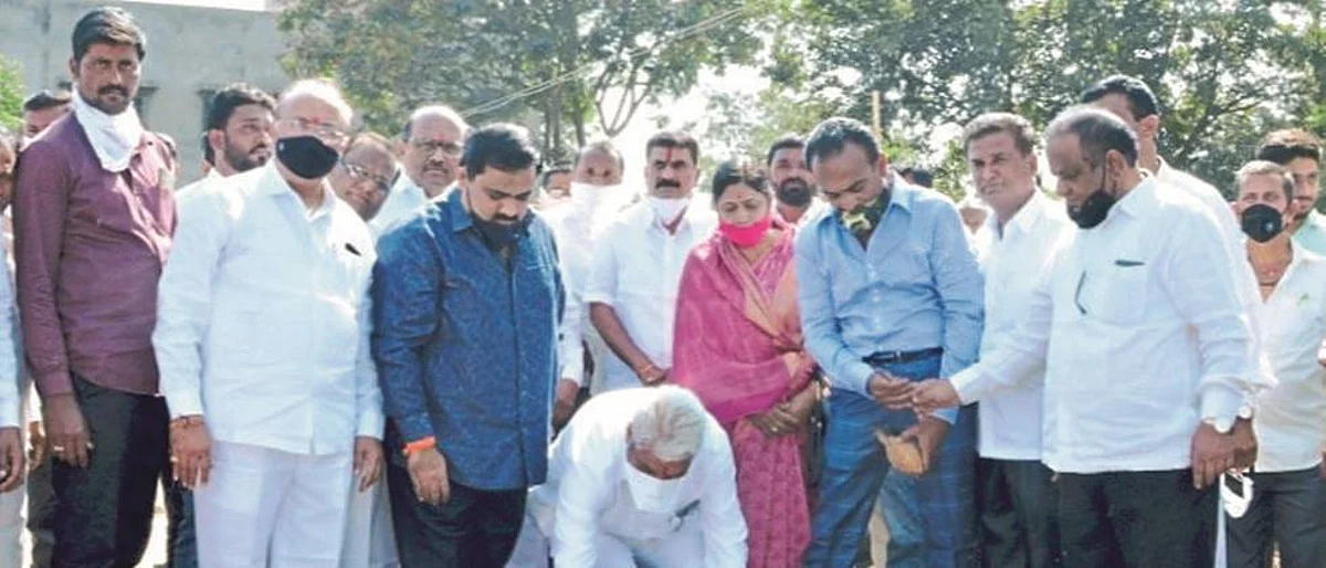 Don't take cotton from traders in shopping malls: Agriculture Minister Bhuse