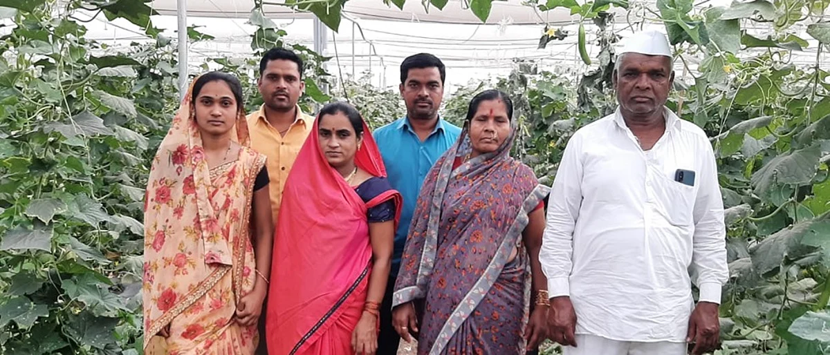 आपल्या परिवारातील सदस्यांसह आहेर बंधू .