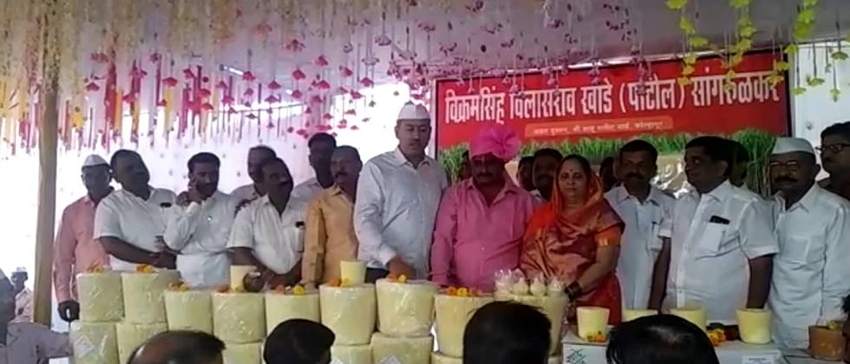 कोल्हापूर बाजारसमितीत दिवाळी पाडव्याच्या मुहुर्तावर गुळ सौदे झाले
