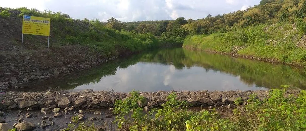 राजनी (जि.यवतमाळ) येथे डोहा मॉडेलच्या माध्यमातून संस्थेकडून खोलीकरण करण्यात आलेल्या तलावातील पाणीसाठी