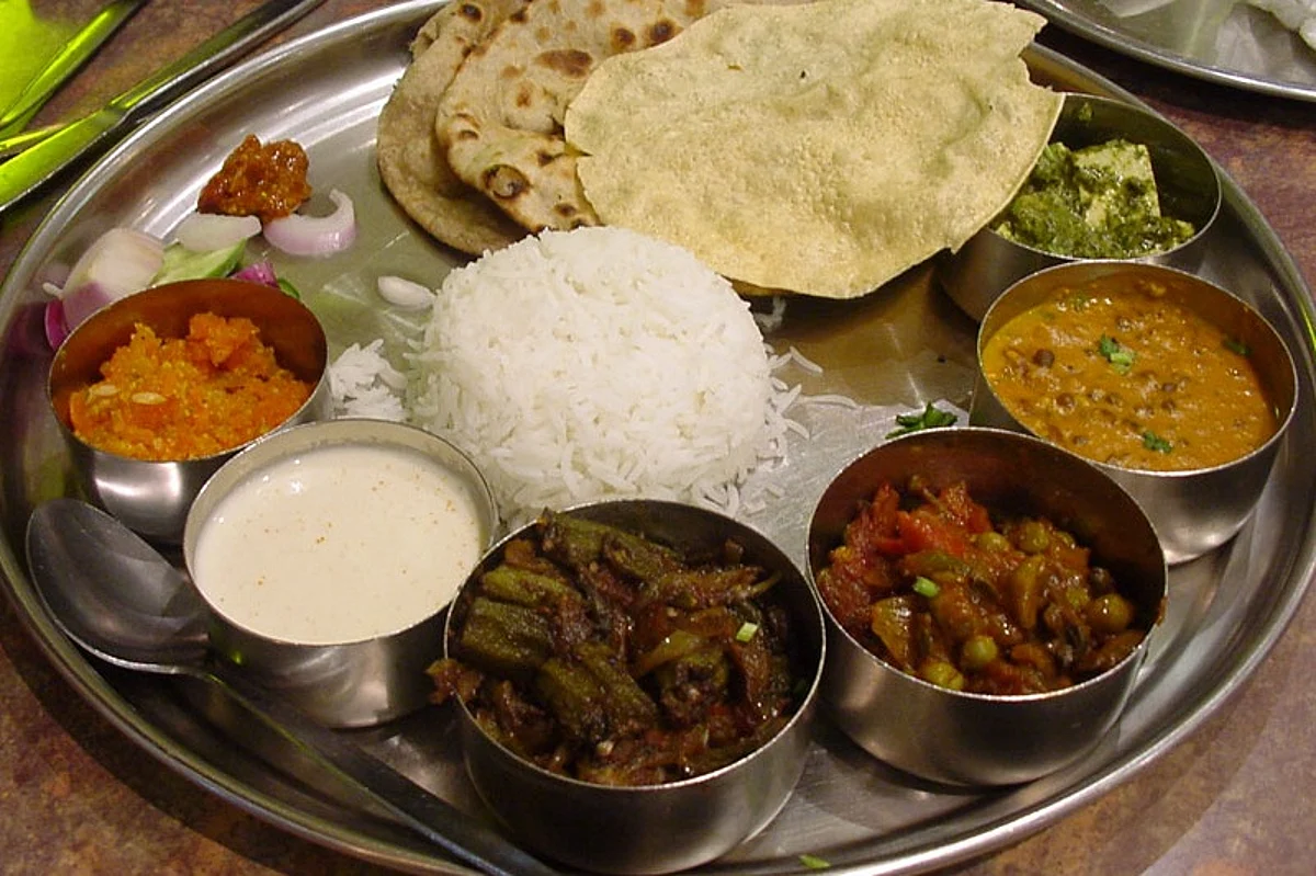 विषबाधा टाळण्यासाठी पदार्थ बनवताना पुरेशी स्वच्छता बाळगणे अावश्यक अाहे.