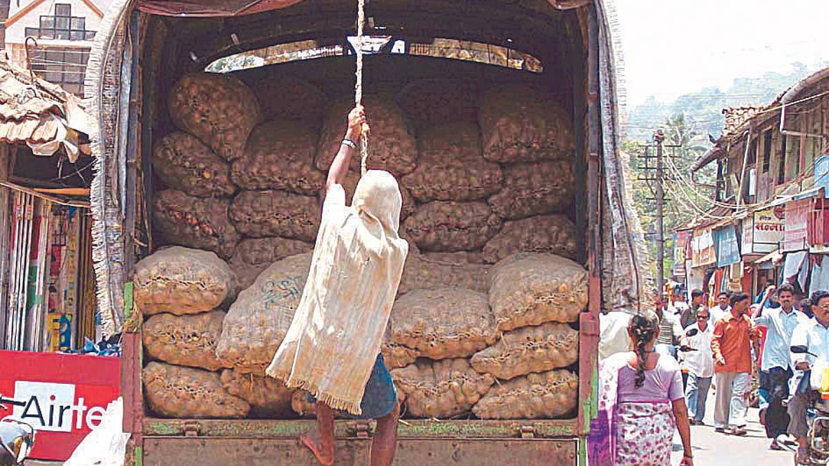 Onion Export । कांदा निर्यात वाहतूकदार, कामगार अडचणीत । Business of