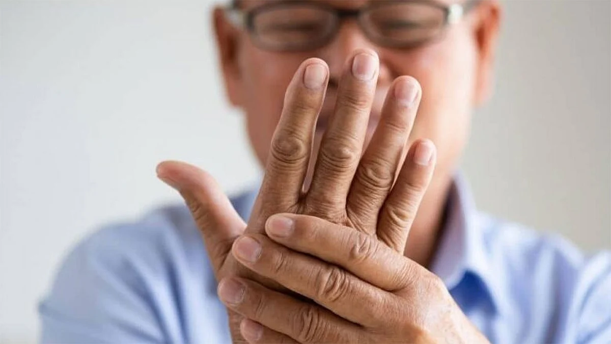 أخصائي : تجمد الأيدي بصورة مفاجئة قد يشير إلى متلازمة رينو