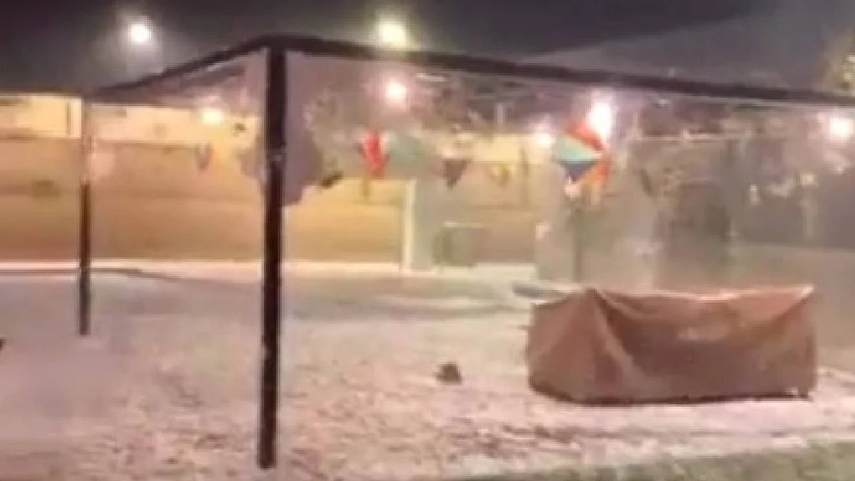 شاهد.. أمطار غزيرة وبرد كثيف على «القويعية»