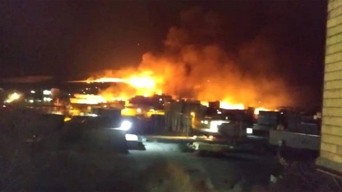 اشتعال النيران في منازل بإيران نتيجة انقلاب شاحنة محملة بالوقود