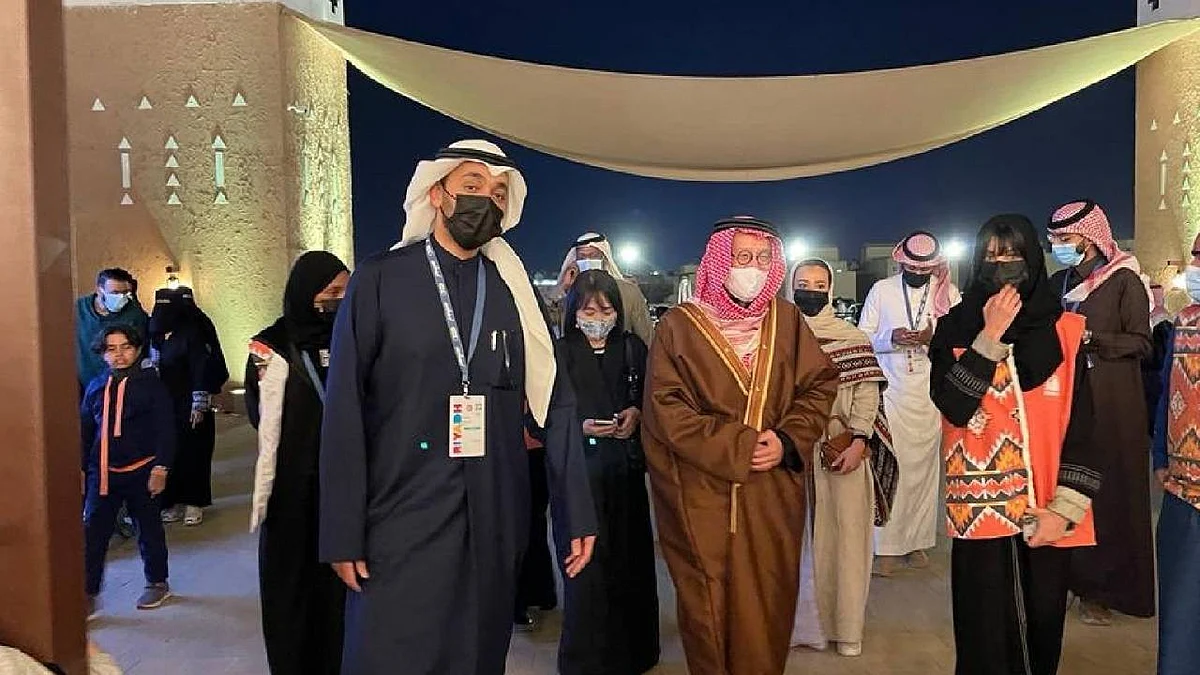شاهد.. السفير الياباني برفقة زوجته في قرية «زمان» بالزي السعودي