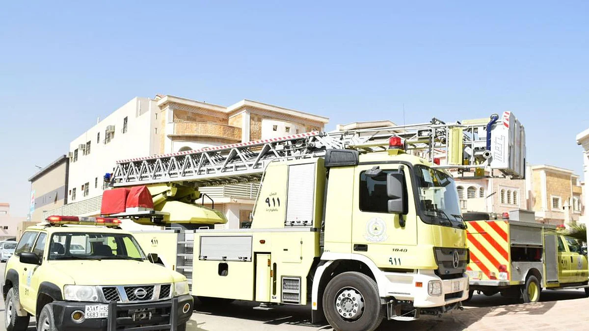 مدني القصيم ينقذ شخصين احتجزا في سيل بأحد الأودية