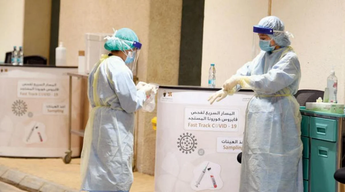 أطقم طبية في أحد المراكز الصحية بالمملكة. (أرشيفية)