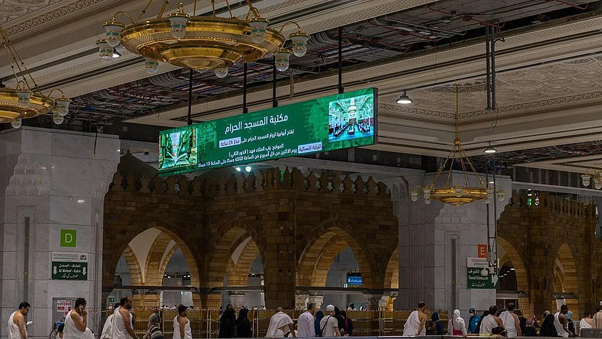 شاشات إلكترونية لإرشاد وتوعية المعتمرين والمصلين بالمسجد الحرام