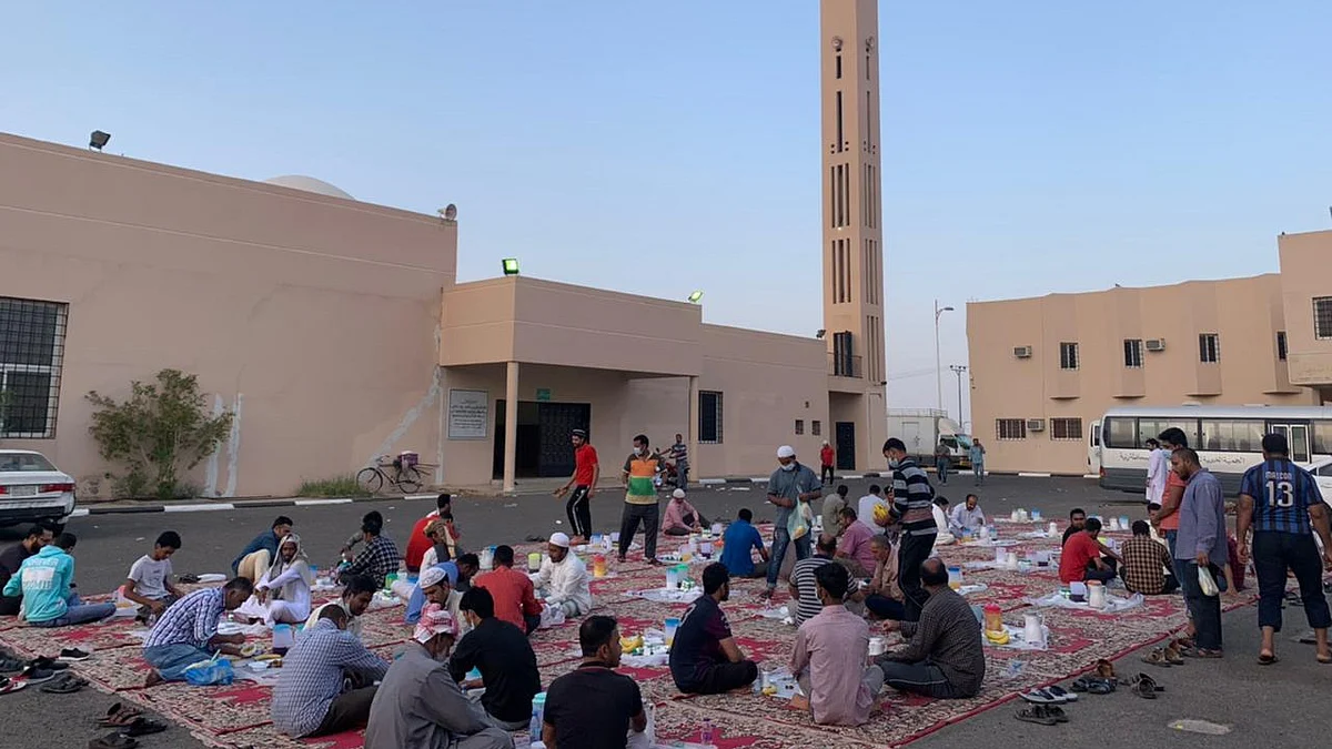 مواطن يستقبل المقيمين بحفر الباطن على سفرة إفطار رمضان منذ أكثر من 10 أعوام