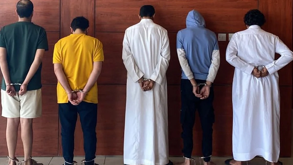 القبض على 3 مواطنين ومُقيمَين لسرقتهم مركبتين في الرياض