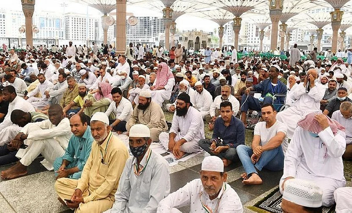 وسط جهود تنظيمية متكاملة.. جموع المصلين يؤدون صلاة الجمعة في المسجد النبوي