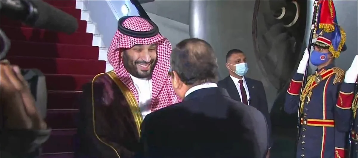بالفيديو.. لحظة استقبال الرئيس السيسي لولي العهد فور وصوله مصر