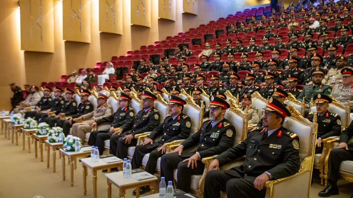 بالصور.. رئيس الجهاز العسكري يرعى حفل تخريجِ الدفعة الثالثة من دارسي برنامج القيادة والأركان