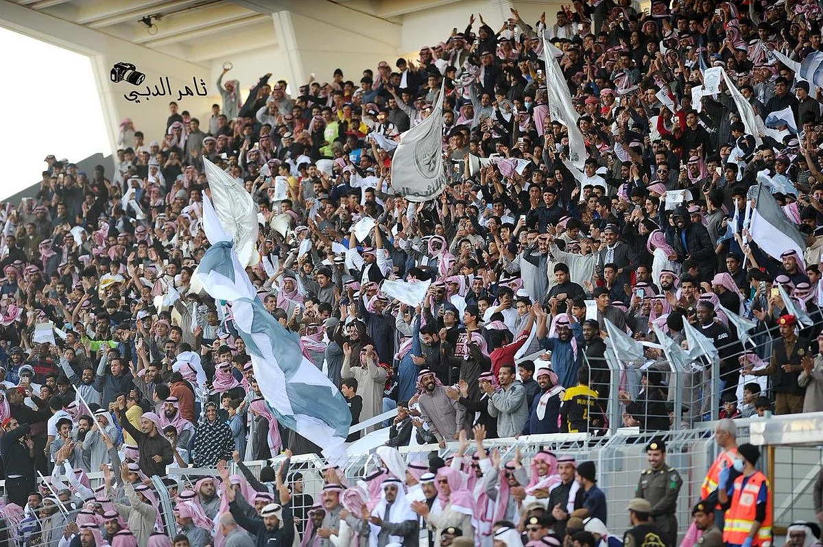 حافلات كبيرة لجماهير الطائي لدعم الفريق أمام ضمك في الدوري