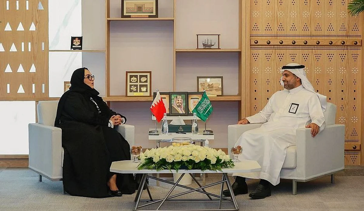 فهد الجلاجل يبحث تعزيز التعاون الصحي مع نظيرته البحرينية