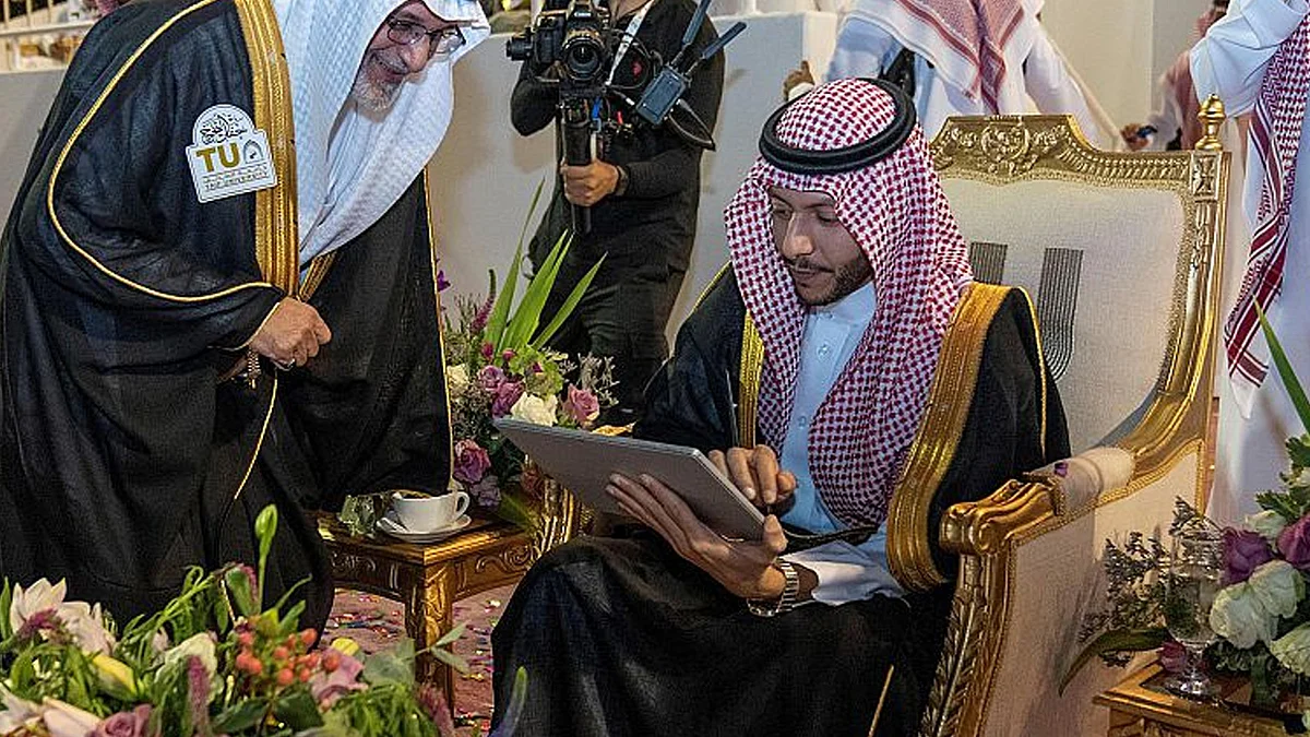 الأمير سعود بن نهار يشهد حفل تخرج 13400 طالب وطالبة بجامعة الطائف