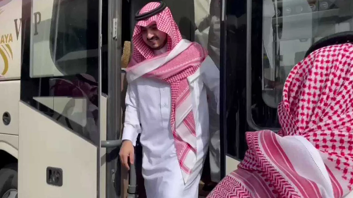 بالفيديو.. نائب أمير مكة يستقل قطار الحرمين ويجري جولة تفقدية