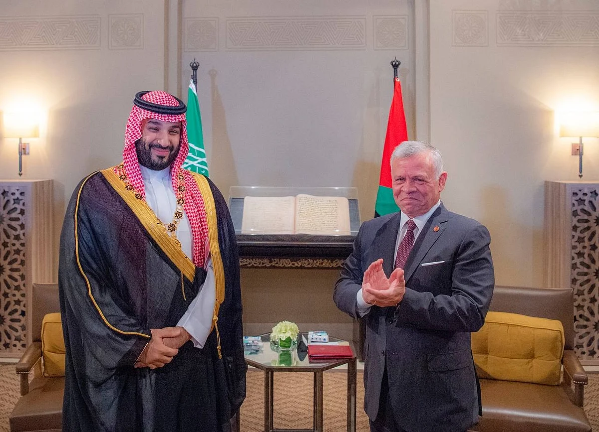 ملك الأردن يقدم قلادة الحسين بن علي للأمير محمد بن سلمان