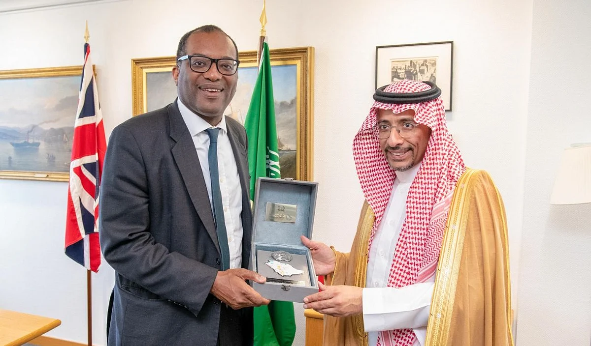 الخريف يبحث زيادة التعاون في قطاعي الصناعة والتعدين مع نظيره البريطاني