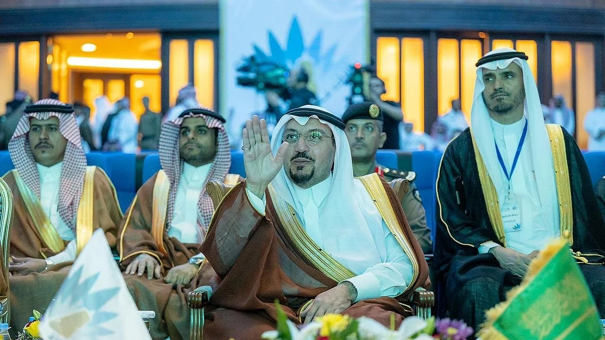 أمير القصيم يزف 550 خريجاً من كليات عنيزة