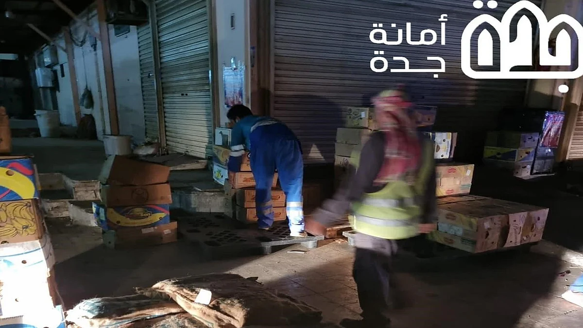 أمانة جدة تتعقب الباعة الجائلين وتصادر 11 طنًّا من الخضراوات