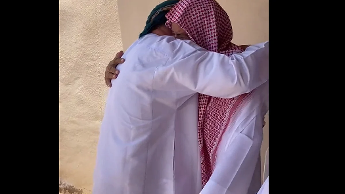 لقاء بين طالب ومعلم بعد 42 عام من الفراق