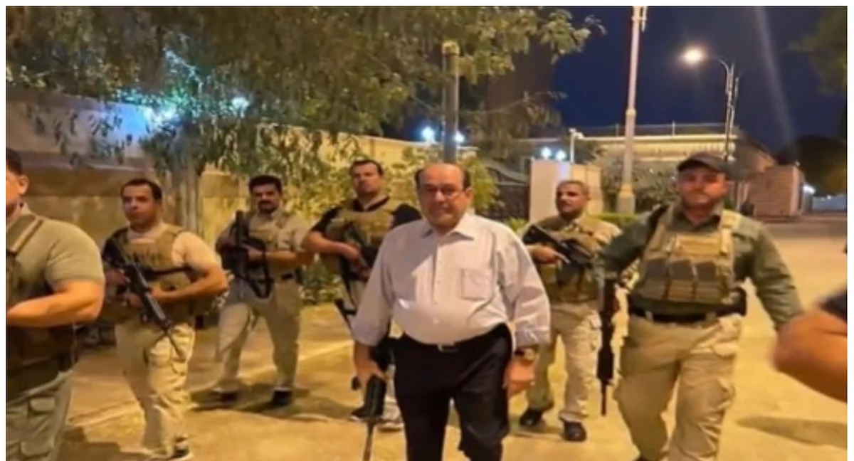 رئيس الوزراء العراقي الأسبق نوري المالكي يحمل السلاح