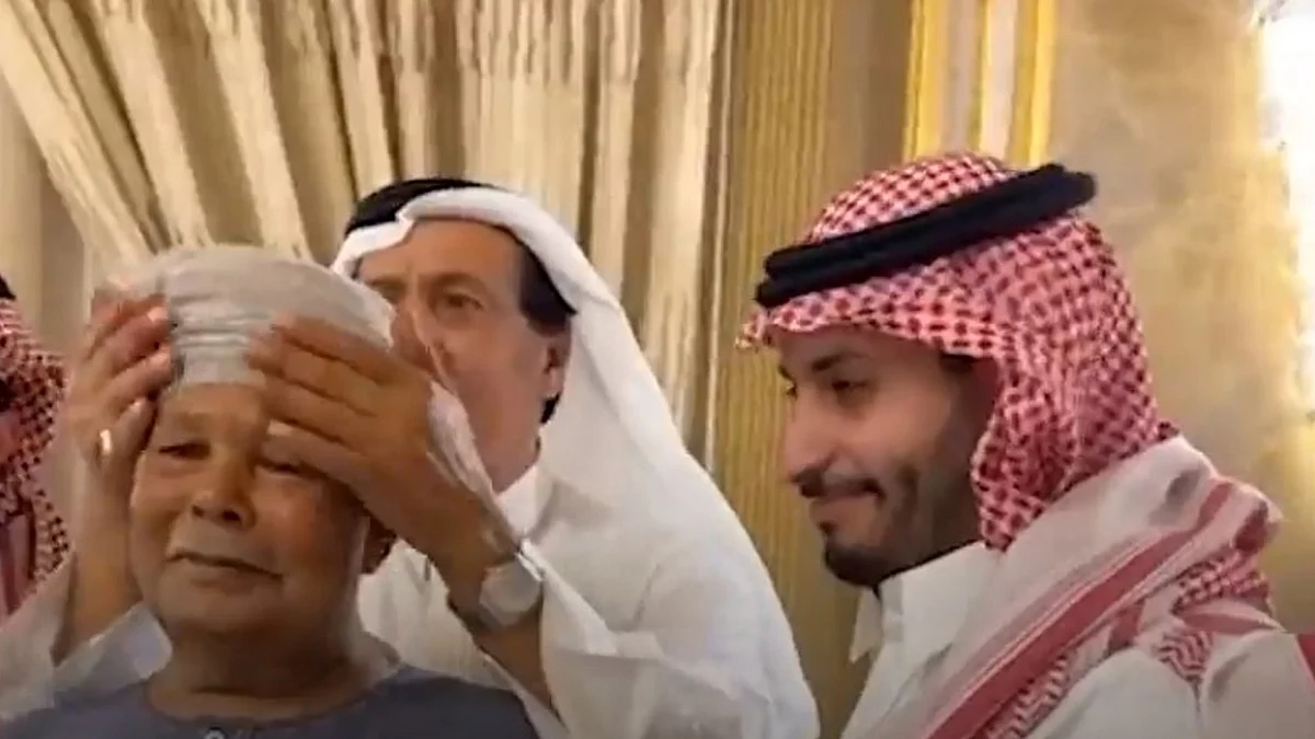 رجل الأعمال خالد السعود يقبل رأس الوافد المصري