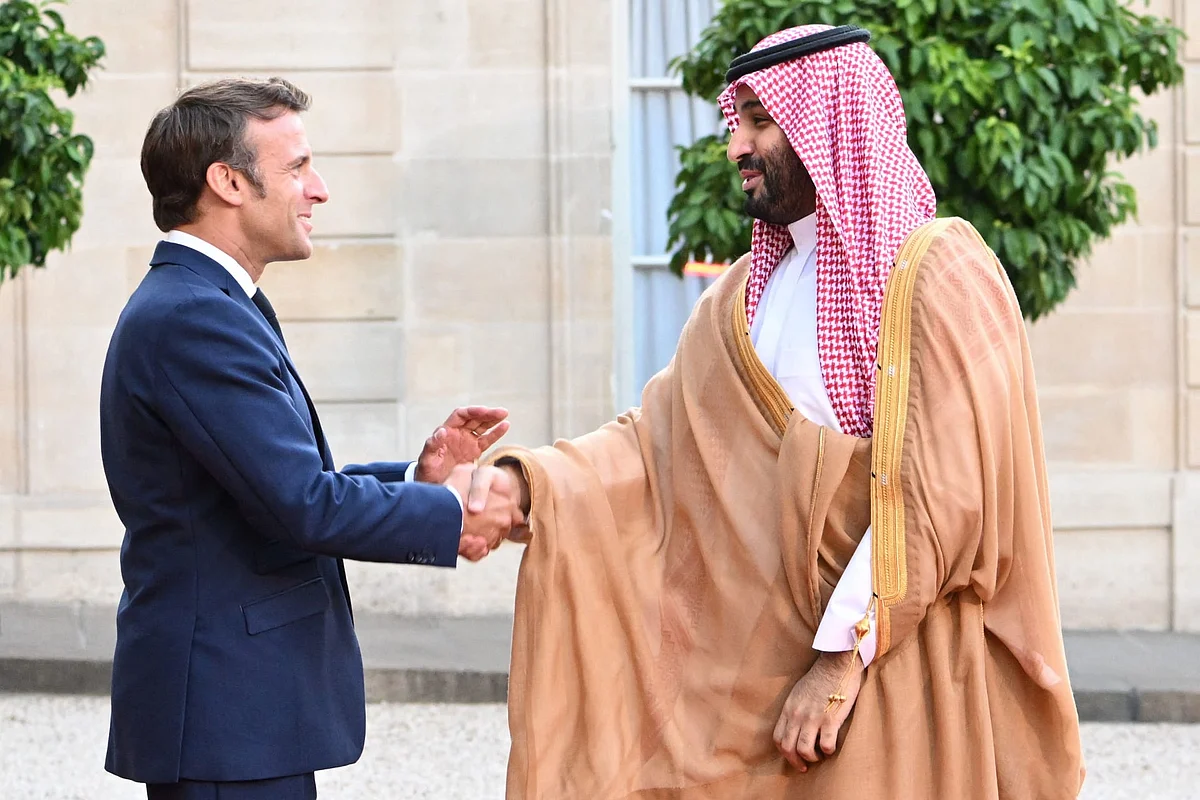 سمو ولي العهد والرئيس الفرنسي