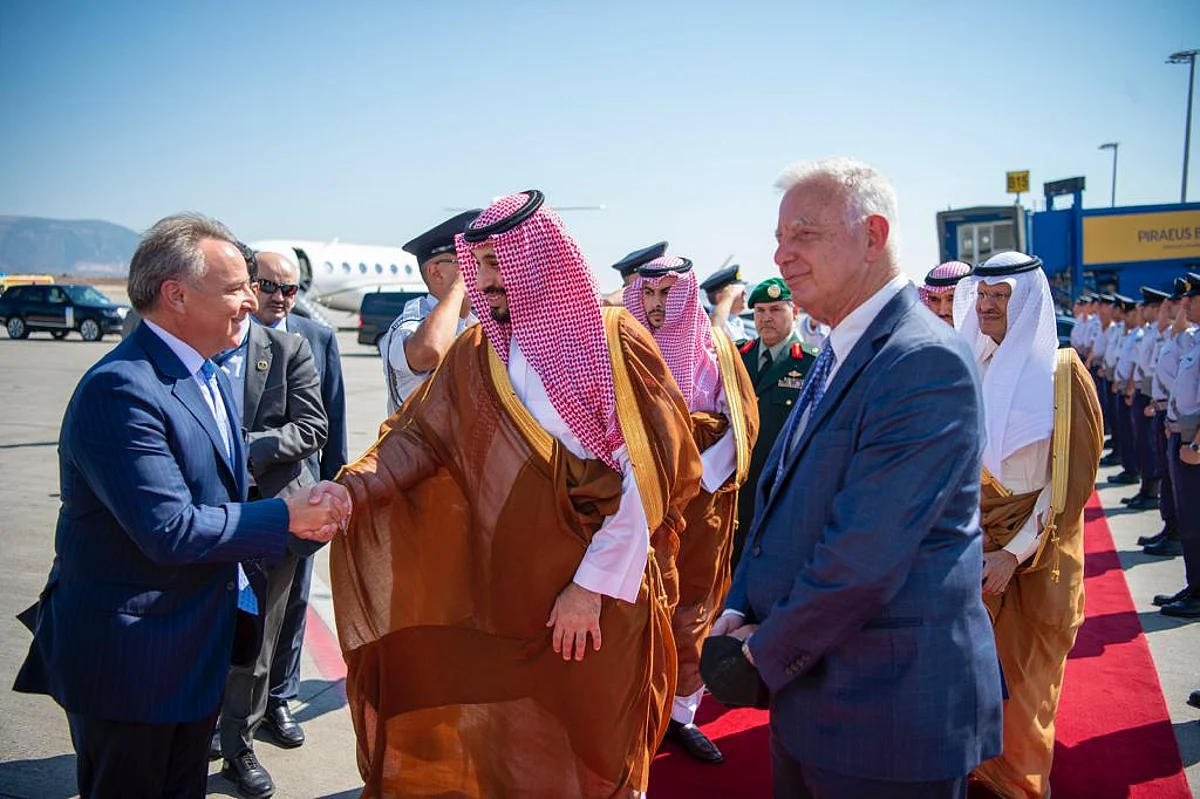 مغادرة ولي العهد اليونان متجها إلى باريس