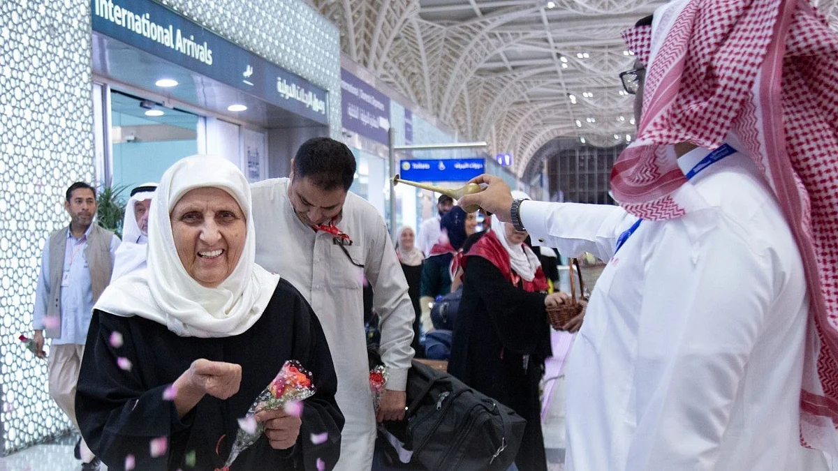 الدفعة الأولى من معتمري الخارج يصلون المدينة المنورة