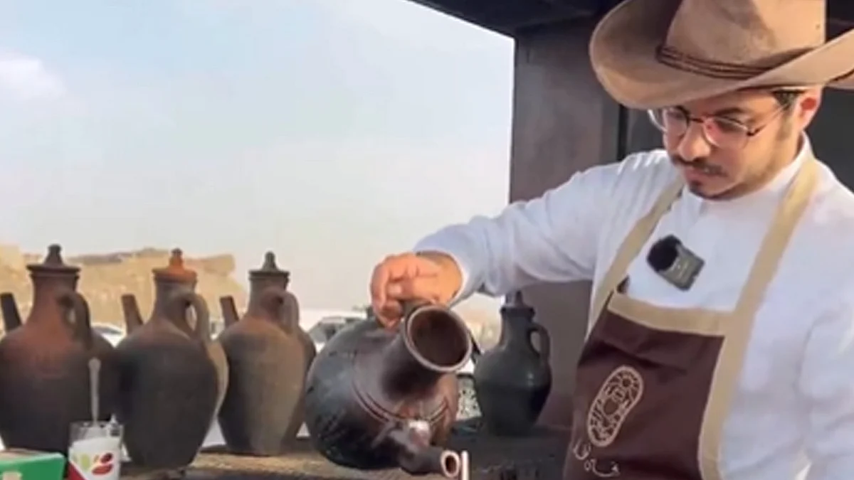 تقديم الشاي في أكواب فخارية