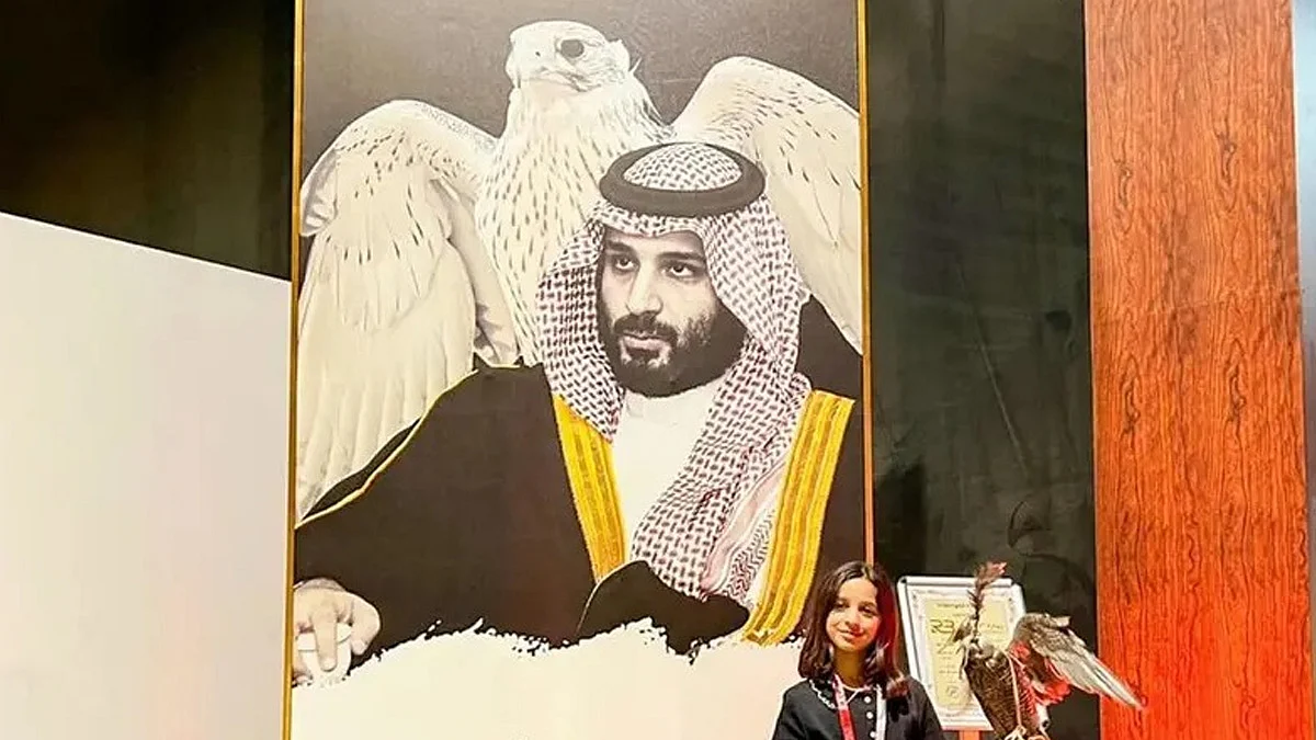 مُطرزة بالذهب.. لوحة فنية لـ«ولي العهد» تجذب مرتادي معرض الصقور الدولي