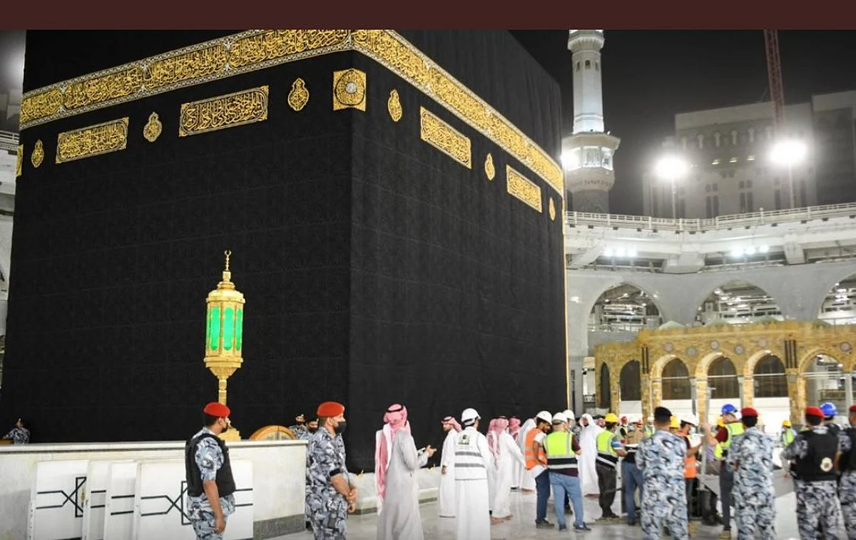 تزامنًا مع بدء موسم العمرة.. صدور الموافقة الكريمة على رفع الحواجز الوقائية حول الكعبة المشرفة