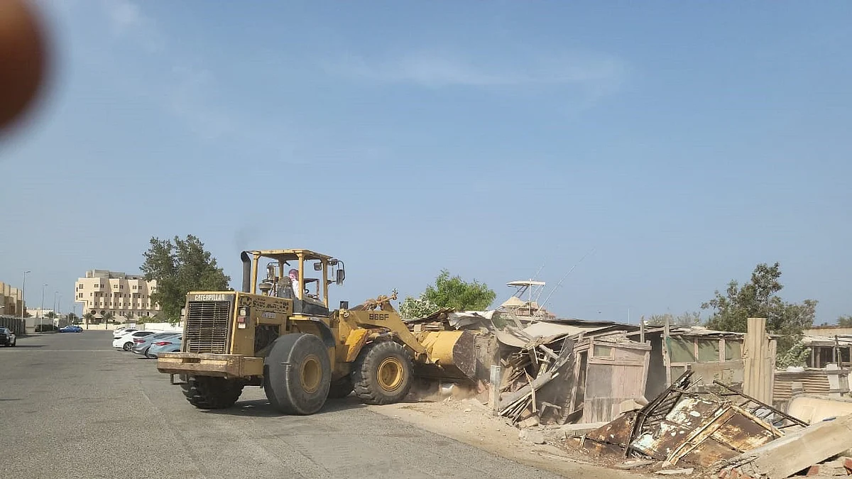 أمانة جدة تزيل تعديات على أراضِ حكومية بنطاق أبحر الجنوبية