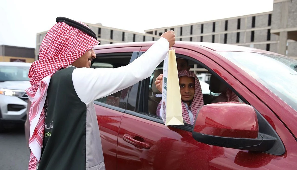 توزيع هدايا وورود على الطلاب