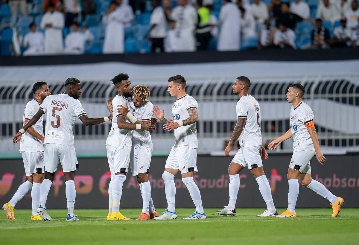 الشباب يقسو على الباطن بثلاثية في ليلة تألق بوبيندزا
