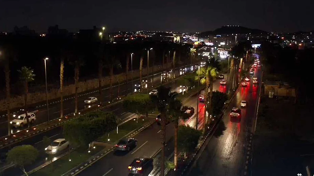 إضاءة البرق لسماء مدينة أبها