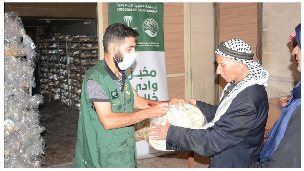 جانب من توزيع الخبر على اللبنانيين