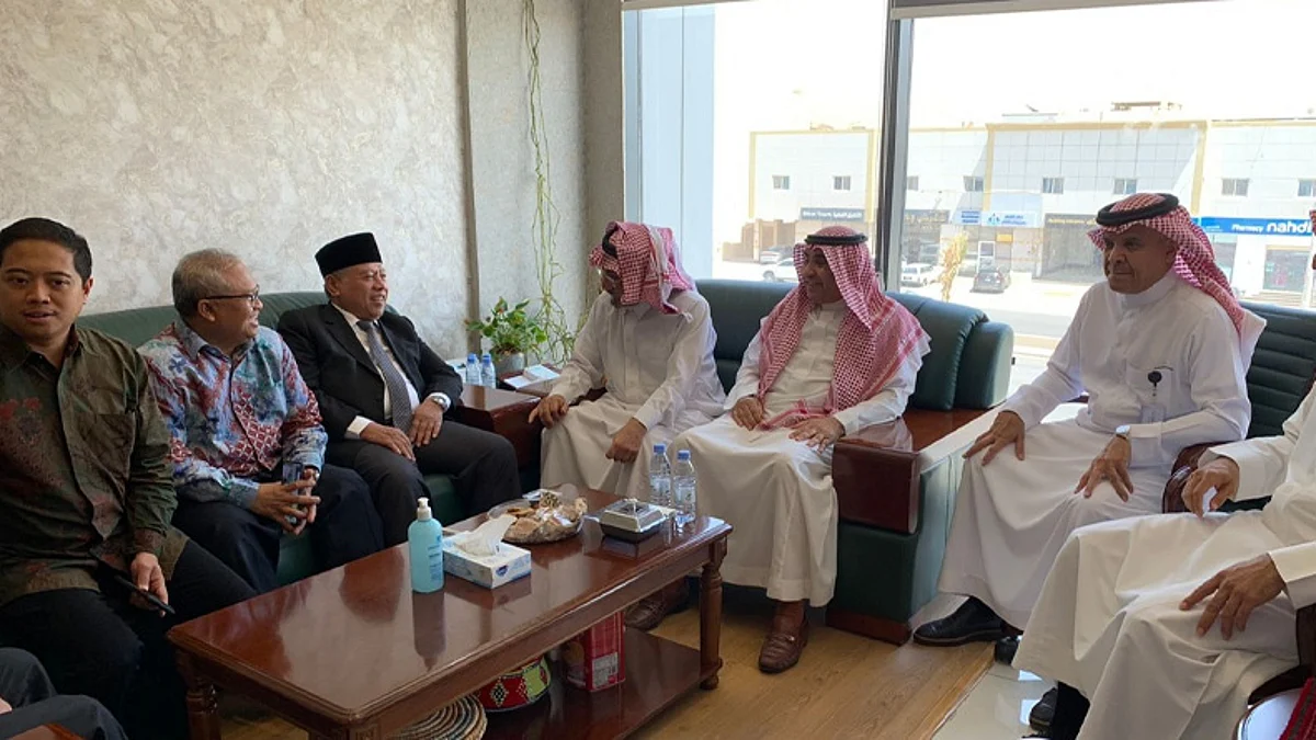 رئيس مركز البحوث والتواصل المعرفي يستقبل السفير الإندونيسي لدى المملكة